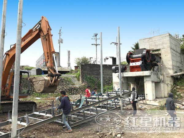 建筑垃圾顎式破碎機(jī)工作現(xiàn)場(chǎng)